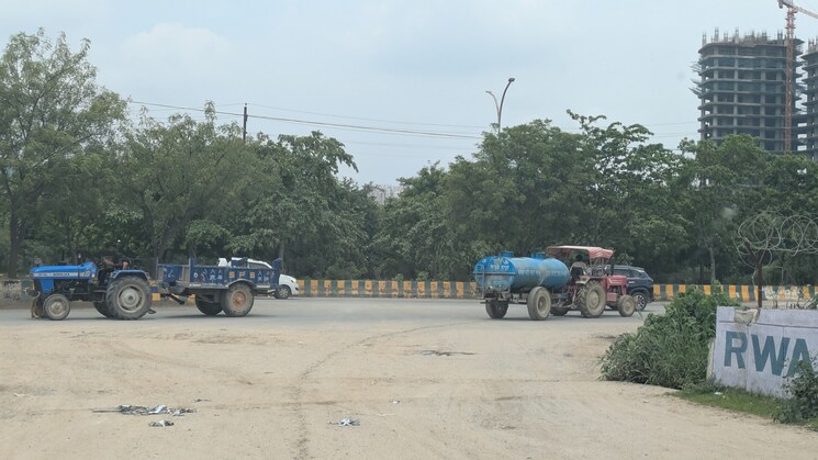 Nearby, knowledge park ii greater noida  50 Sq.Yd. Plot In Knowledge Park Ii Greater Noida Greater Noida 9130401