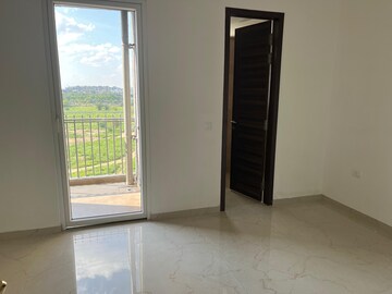 Room in 3 BHK Builder Floor at Smart World Orchard, Sector 61 – for Rent