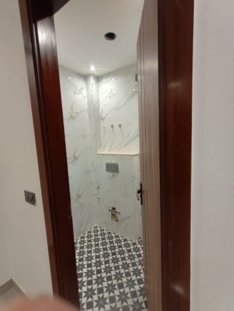 Bathroom, igi airport area 3 Bedroom 1000 Sq.Ft. Builder Floor In Igi Airport Area Delhi 9130458