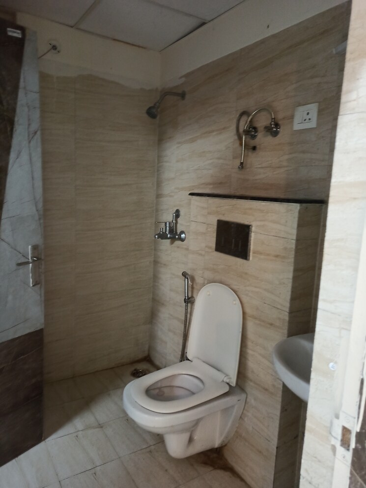 Bathroom, ajnara-ambrosia 2.5 Bedroom 1255 Sq.Ft. Apartment In Sector 118 Noida 9130512