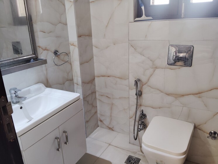 Bathroom, jungpura extension 3 Bedroom 1450 Sq.Ft. Builder Floor In Jungpura Extension Delhi 9130695