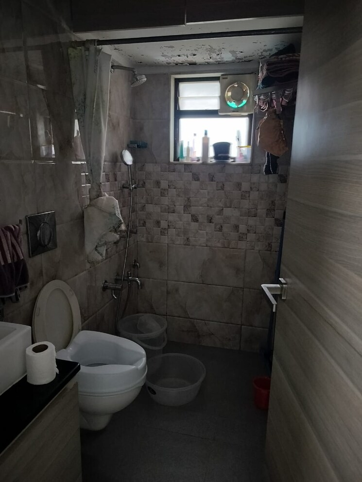 Bathroom, nutan-madhuban-apartment 1 Bedroom 600 Sq.Ft. Apartment In Worli Mumbai 9130672