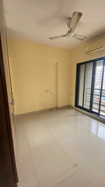 Room in 2 BHK Apartment at DB Orchid Suburbia, Kandivali West – for Rent