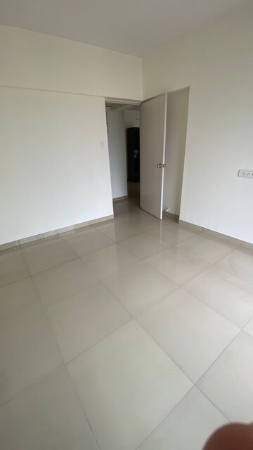 Room in 2 BHK Apartment at DB Orchid Suburbia, Kandivali West – for Rent