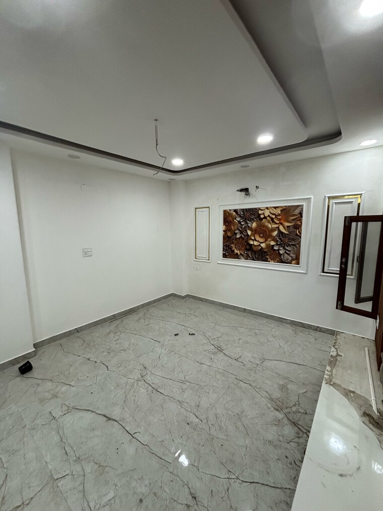 Room, new industrial township 1 3.5 Bedroom 179 Sq.Yd. Builder Floor In New Industrial Township 1 Faridabad 9131035