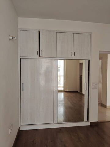 Room in 3.5 BHK Apartment at Emaar Palm Gardens, Sector 83 – for Rent