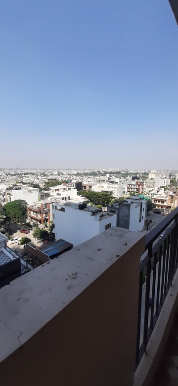 Master Plan in 2 BHK Apartment at Land Craft Golf Links Villa, Pandav Nagar – for Rent