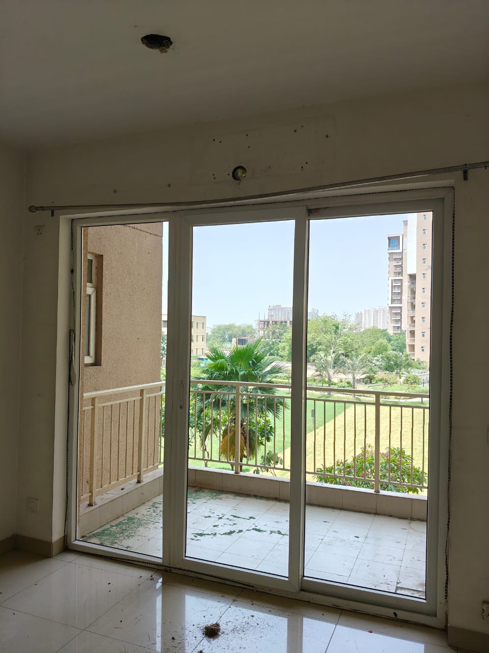 3.5 BHK + Servant Room Apartment For Rent in Emaar Palm Gardens