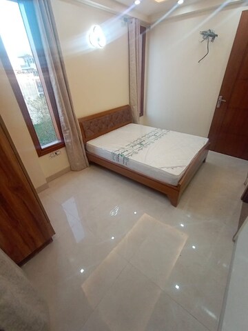 Room in 1 BHK Builder Floor at Sector 38 – for Rent
