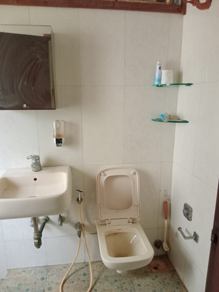 Bathroom, juhu 2 Bedroom 1000 Sq.Ft. Apartment In Juhu Mumbai 9131480