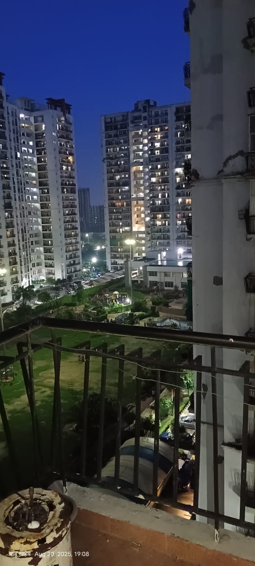 2 BHK + Study Room Apartment For Rent in Antriksh Golf View