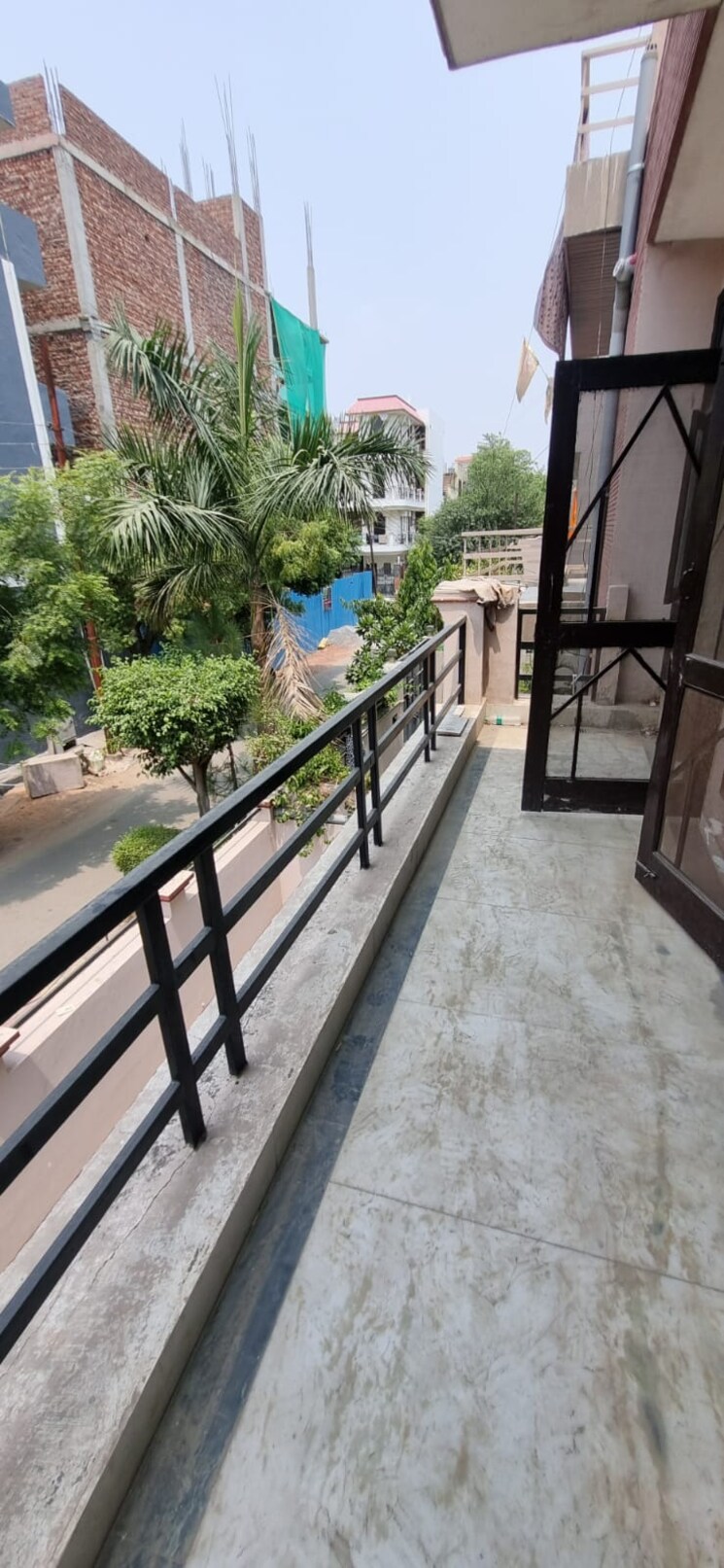 Balcony, sector 40 3 Bedroom 300 Sq.Mt. Independent House In Sector 40 Noida 9131582