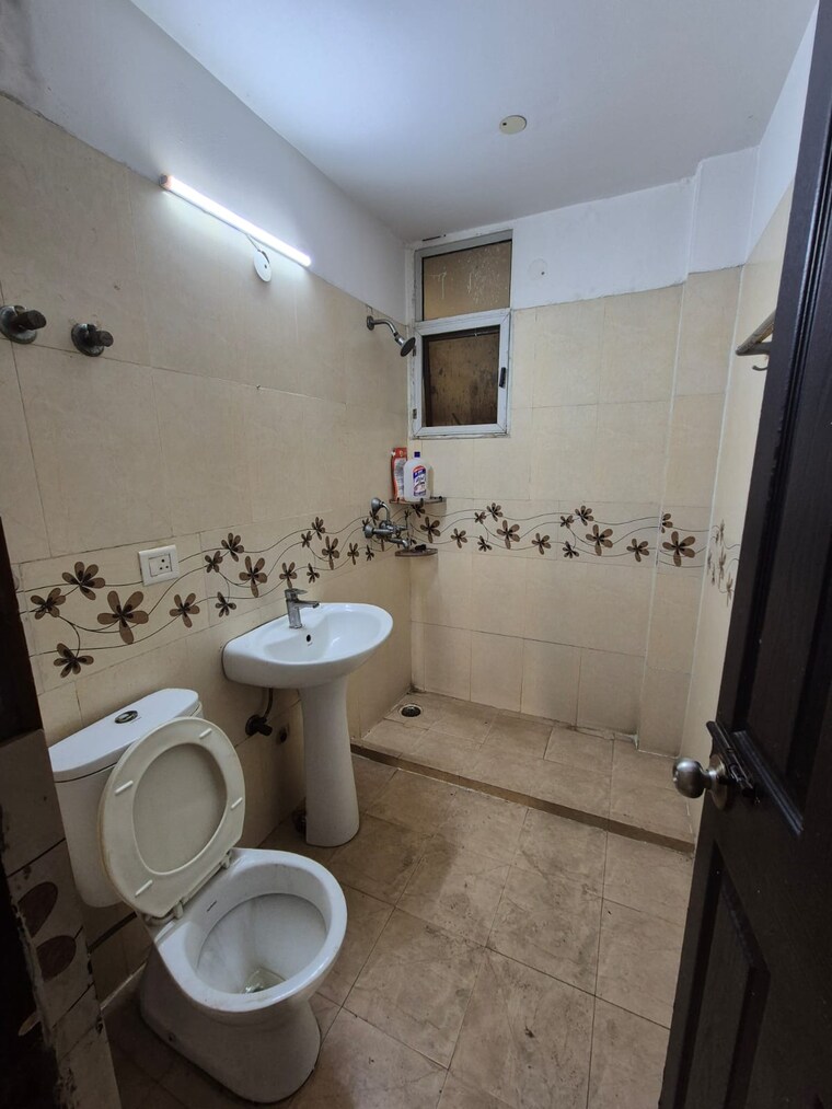 Bathroom, sector 19 6 Bedroom 112 Sq.Mt. Independent House In Sector 19 Noida 9131617