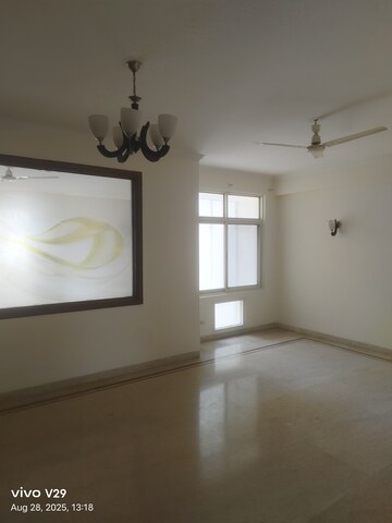 Room in 5 BHK Apartment at Vipul Belmonte, Sector 53 – for Rent