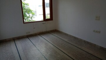 Room in 5 BHK Apartment at RWA Apartments Sector 12, Sector 12 – for Rent