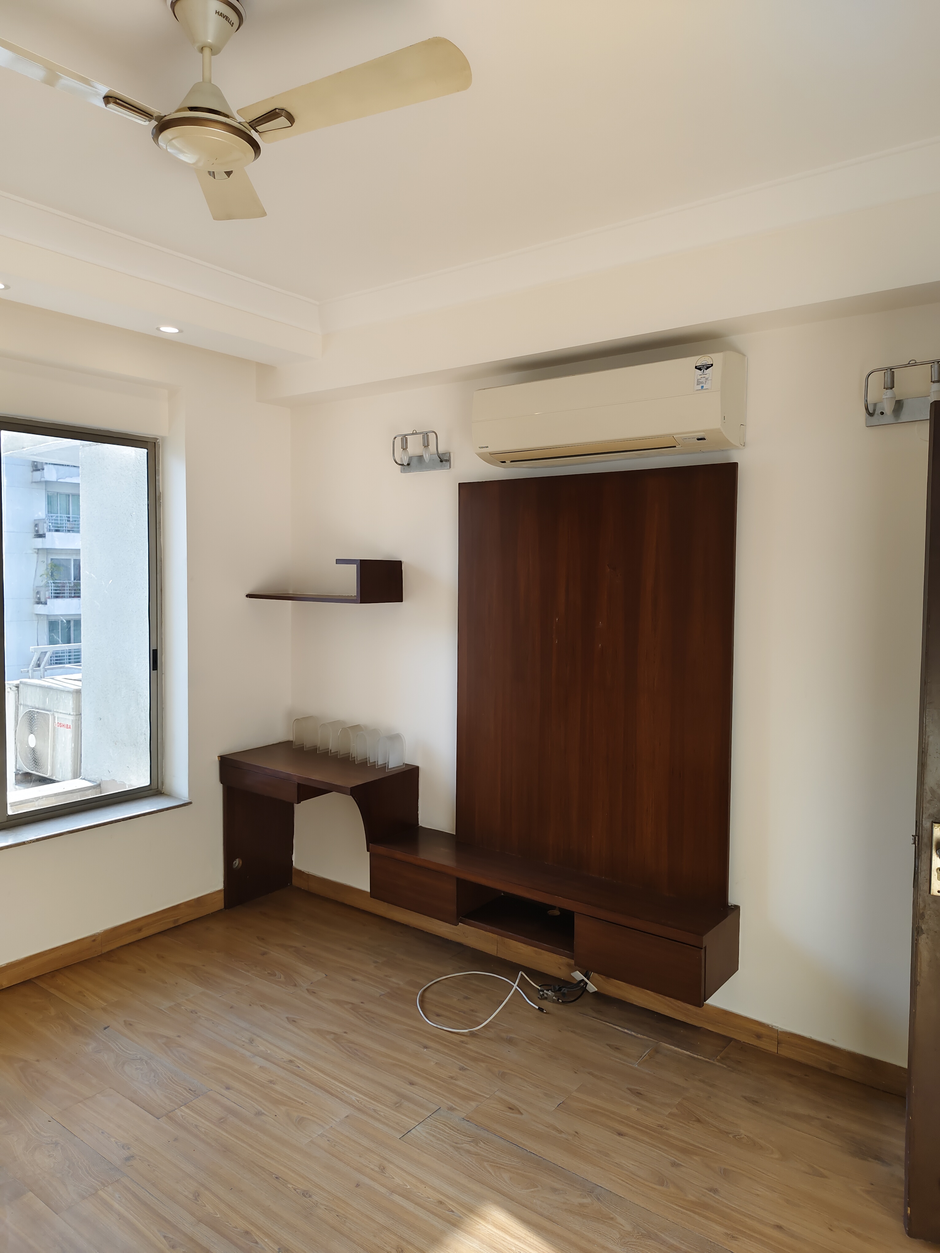 3 BHK + Servant Room Apartment For Rent in Unitech Fresco