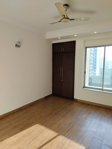 Room in 3 BHK Apartment at Unitech Fresco, Sector 50 – for Rent