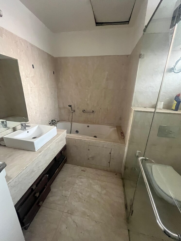 Bathroom, emaar-mgf-the-palm-drive-villas 4 Bedroom 3711 Sq.Ft. Penthouse In Sector 66 Gurgaon 9131728