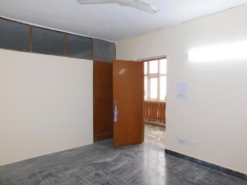 Room in 2 BHK Apartment at RWA Apartments Sector 40, Sector 40 – for Rent
