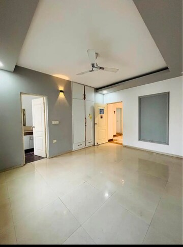 Room in 4 BHK Builder Floor at Saket – for Rent