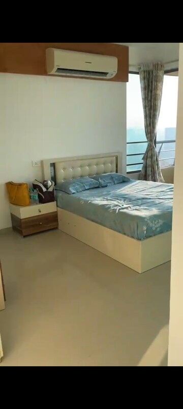 Bedroom in 2.5 BHK Apartment at Oberoi Realty Splendor, Andheri East – for Rent