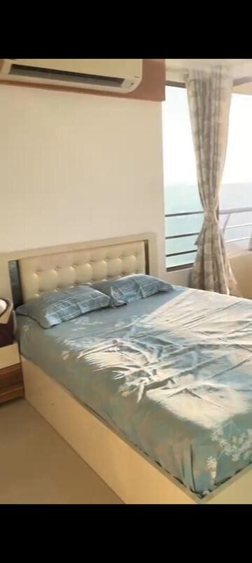 Bedroom in 2.5 BHK Apartment at Oberoi Realty Splendor, Andheri East – for Rent