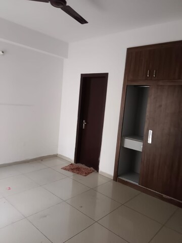 Room in 2.5 BHK Apartment at Gulshan Bellina, Sector 16 Greater Noida – for Rent
