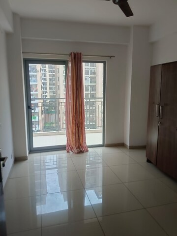 Room in 2.5 BHK Apartment at Gulshan Bellina, Sector 16 Greater Noida – for Rent