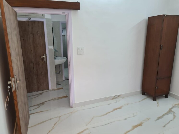 Room, safdarjung development area 3 Bedroom 110 Sq.Yd. Apartment In Safdarjung Development Area Delhi 9132092