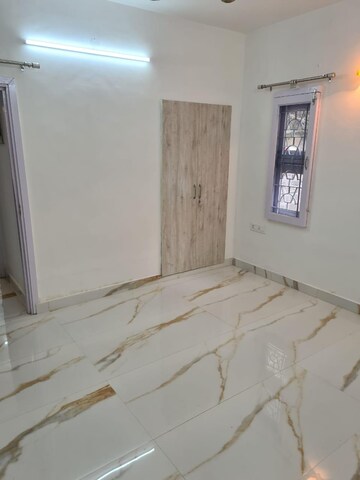 Room in 3 BHK Apartment at Safdarjung Development Area – for Rent