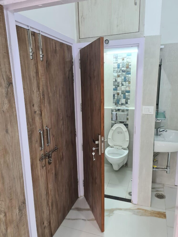 Attached Bathroom, safdarjung development area 3 Bedroom 110 Sq.Yd. Apartment In Safdarjung Development Area Delhi 9132092