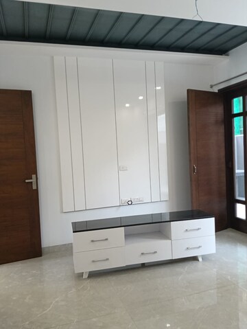 Room in 4 BHK Independent House at Sector 26 – for Sale