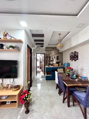 Room in 2 BHK Apartment at Lodha Amara, Kolshet Road – for Sale