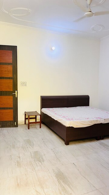 Bedroom in 4 BHK Builder Floor at Sector 46 – for Rent