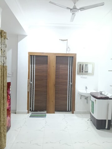 Room in 3 BHK Builder Floor at Arjunganj – for Rent