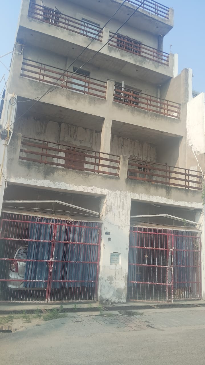 6 BHK + Pooja Room,Servant Room Villa For Sale in Viram Khand 3