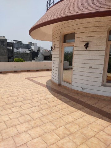 Parking in 2 BHK Apartment at RWA Apartments Sector 70, Sector 70 – for Rent