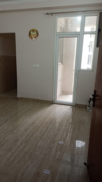 Room in 2 BHK Apartment at Amrapali Golf Homes, Sector 4 Greater Noida – for Rent