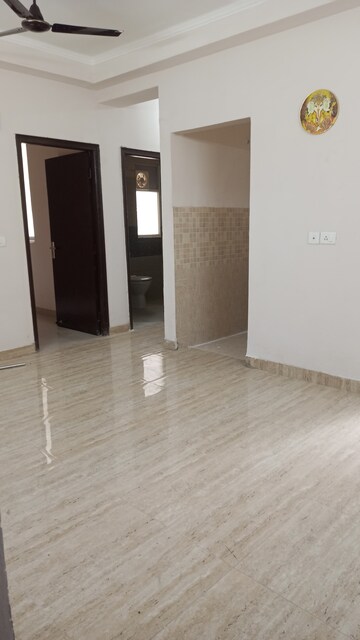 Room in 2 BHK Apartment at Amrapali Golf Homes, Sector 4 Greater Noida – for Rent