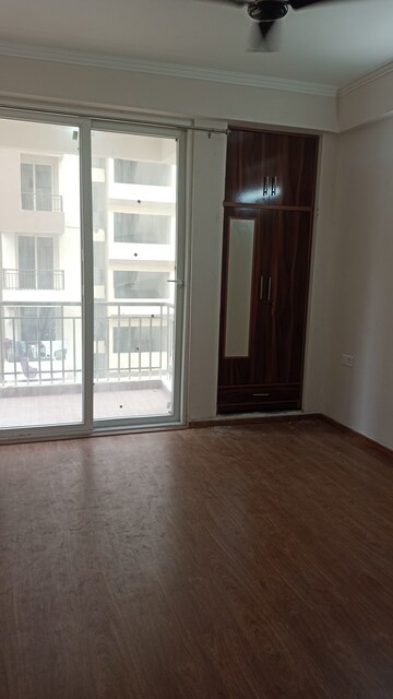 Room in 2 BHK Apartment at Amrapali Golf Homes, Sector 4 Greater Noida – for Rent