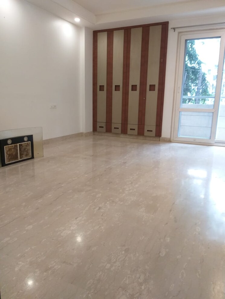 Room, new friends colony 4 Bedroom 500 Sq.Yd. Builder Floor In New Friends Colony Delhi 9132389