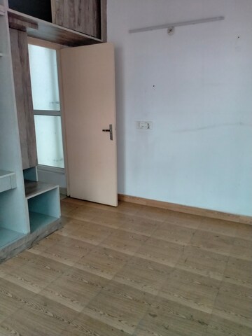 Room in 2 BHK Apartment at Tulip Lemon, Sector 69 – for Rent