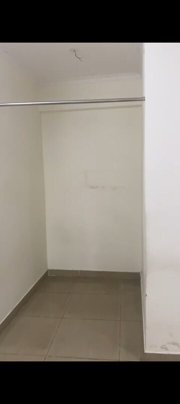 Room in 3 BHK Apartment at Gaur City 2 - 11th Avenue, Sector 16c Greater Noida – for Rent
