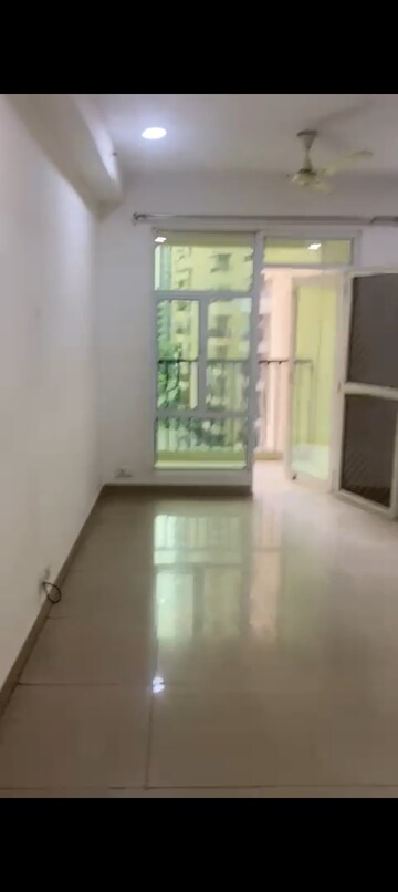 Room in 3 BHK Apartment at Gaur City 2 - 11th Avenue, Sector 16c Greater Noida – for Rent