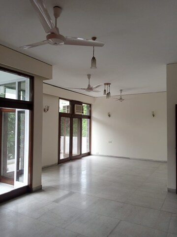 Room in 4 BHK Builder Floor at Maharani Bagh – for Rent