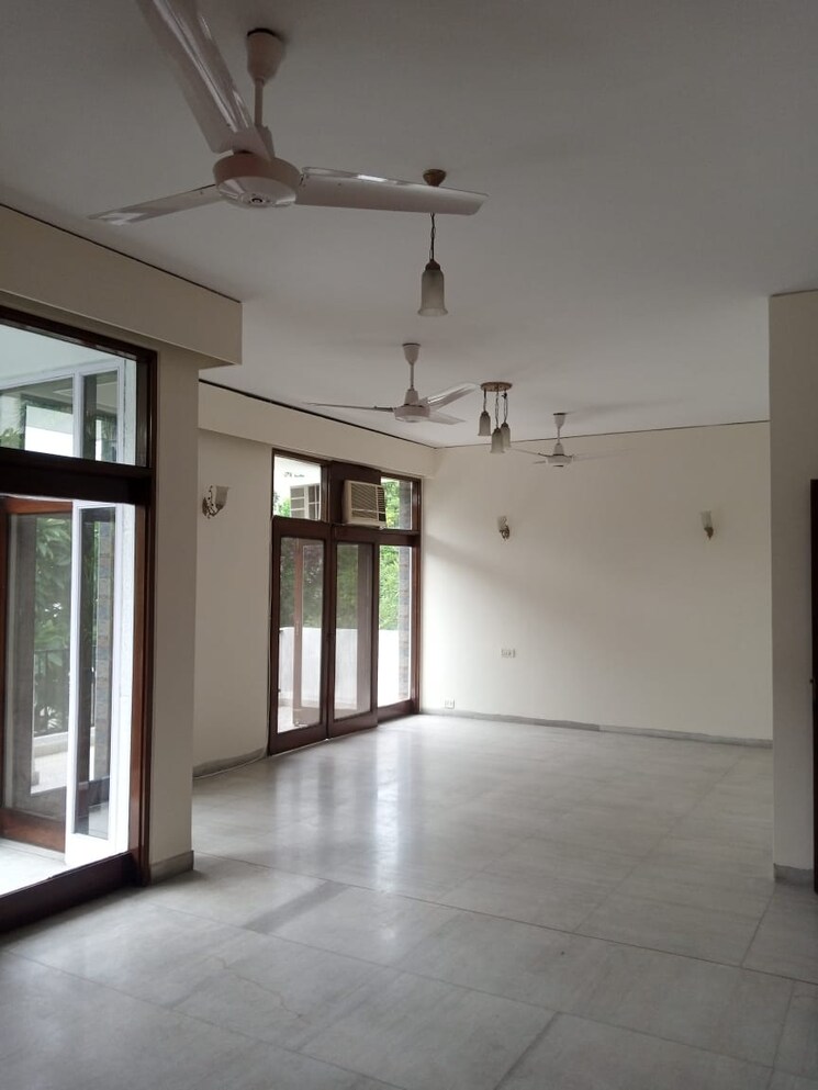 Room, maharani bagh 4 Bedroom 800 Sq.Yd. Builder Floor In Maharani Bagh Delhi 9132510