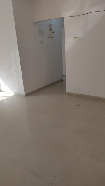 Room in 1 BHK Apartment at Bindra Complex, Andheri East – for Rent