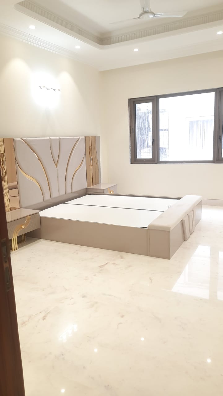 3 BHK + Servant Room Builder Floor For Rent in Defence Colony