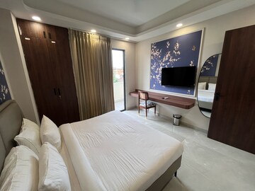 Bedroom in 2 BHK Builder Floor at Super Mart 1, Dlf Phase iv – for Rent