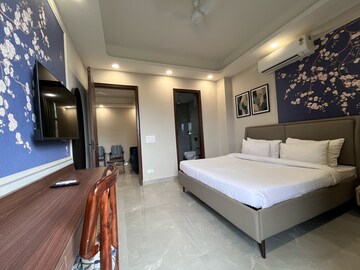 Bedroom in 2 BHK Builder Floor at Super Mart 1, Dlf Phase iv – for Rent